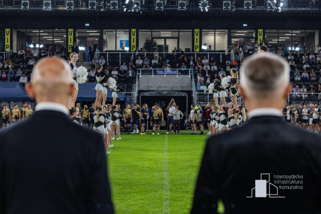 Uroczyste powitanie drużyny rugby przez cheerleaderki na stadionie miejskim