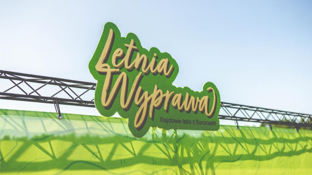 Start rajdu integracyjnego dla pracowników – brama wejściowa z logotypem wydaezenia
