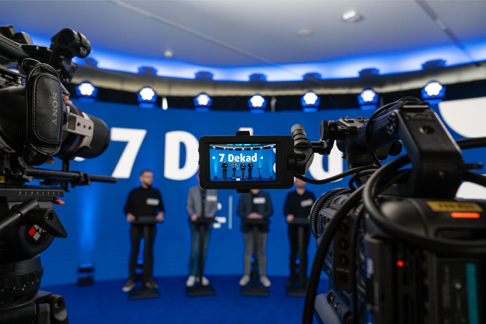 Widok z kamer operatorów na uczestników teleturnieju sportowego w studio